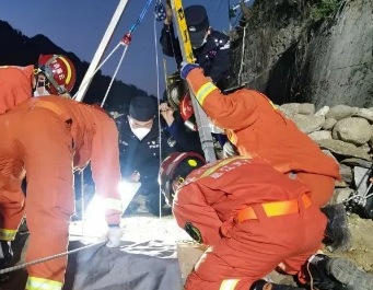 深井救援非常艱難，救援三腳架成消防隊員可靠后盾